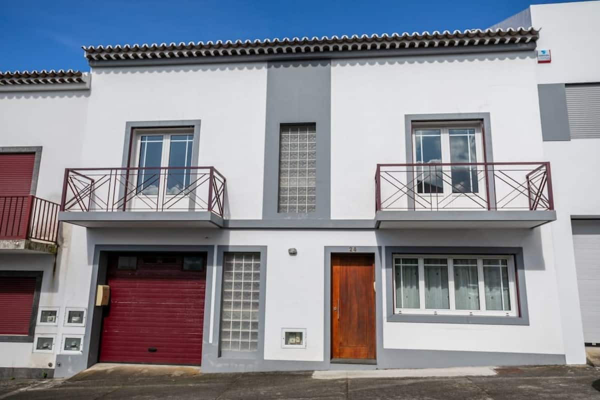 Front exterior of Casa do Parque at number 24